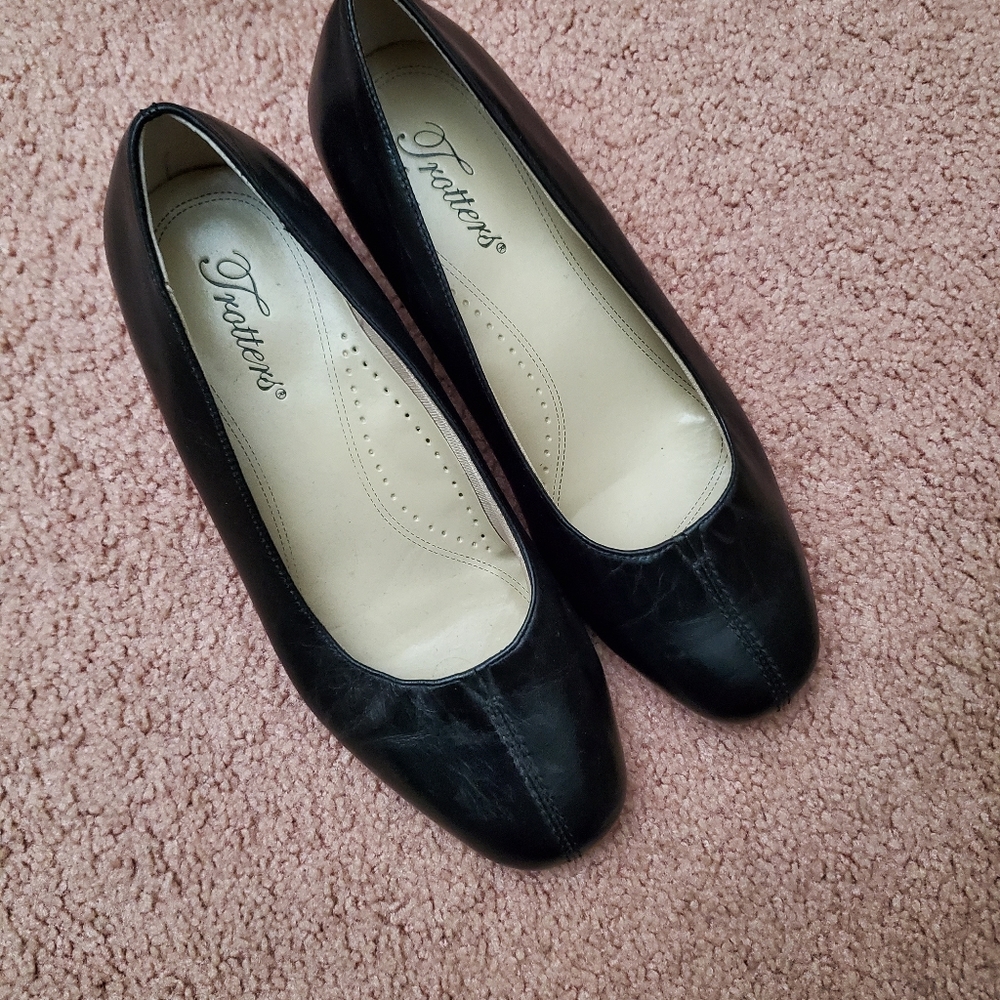 Trotter's Black Leather Pumps